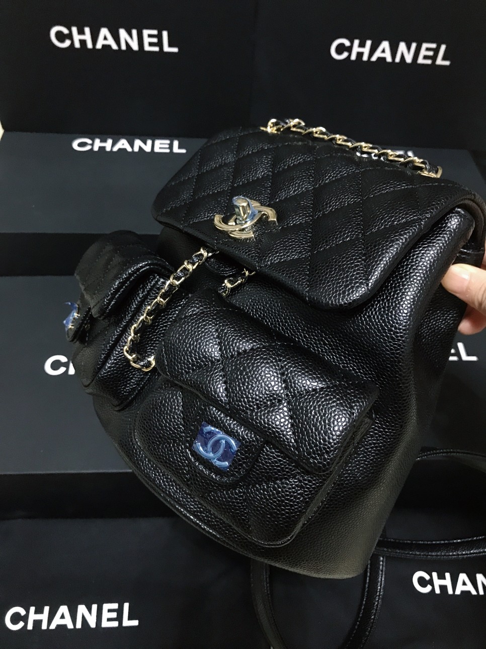 Chanel 升级版本背包型号:AS6150简介: 质量 之作 华丽与气质的前沿 是你意想不到的尊贵