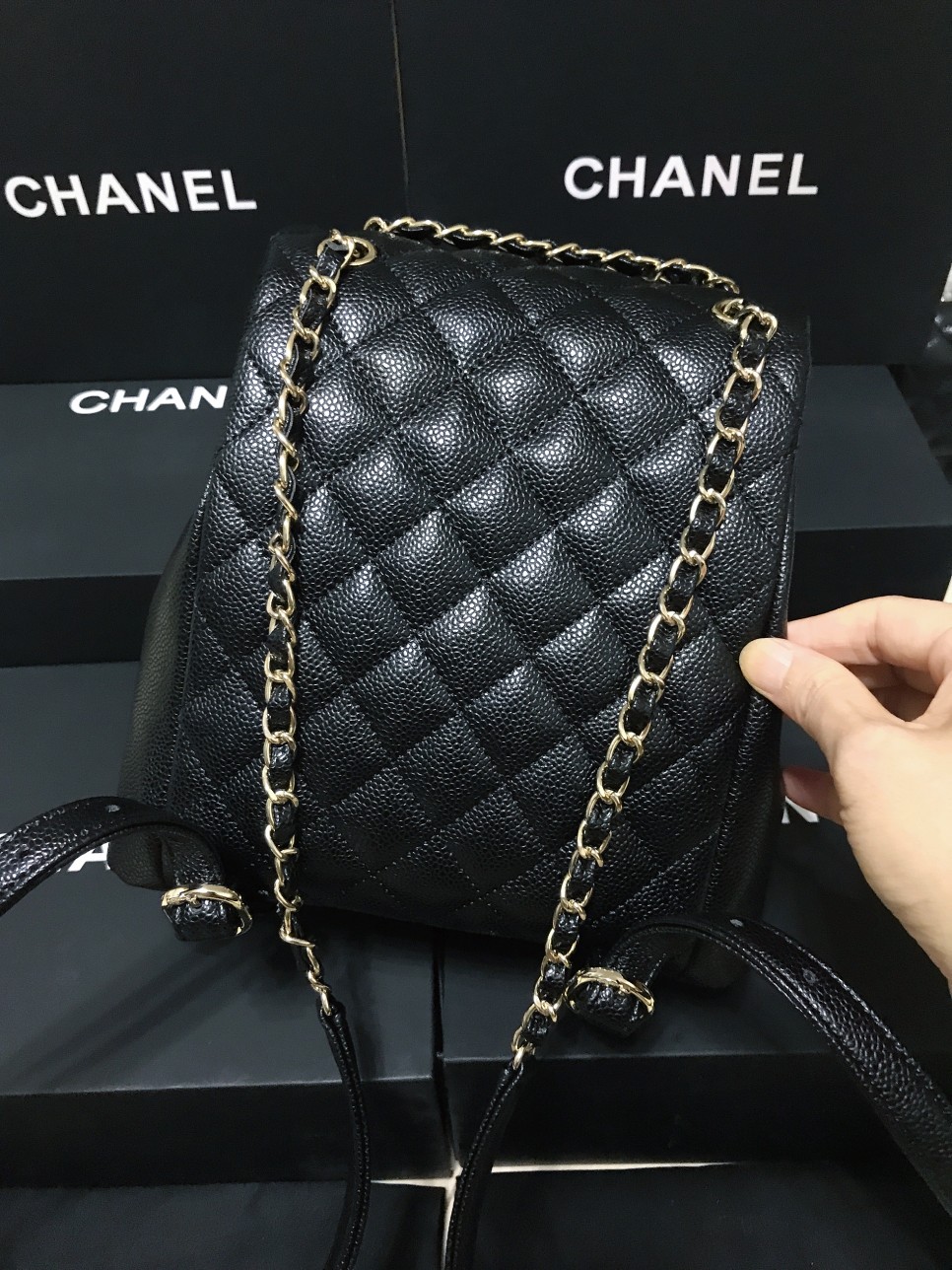 Chanel 升级版本背包型号:AS6150简介: 质量 之作 华丽与气质的前沿 是你意想不到的尊贵