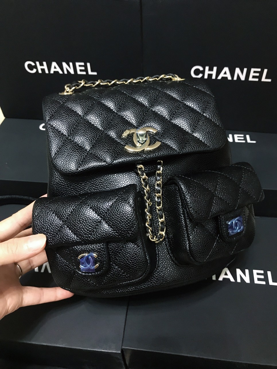 Chanel 升级版本背包型号:AS6150简介: 质量 之作 华丽与气质的前沿 是你意想不到的尊贵