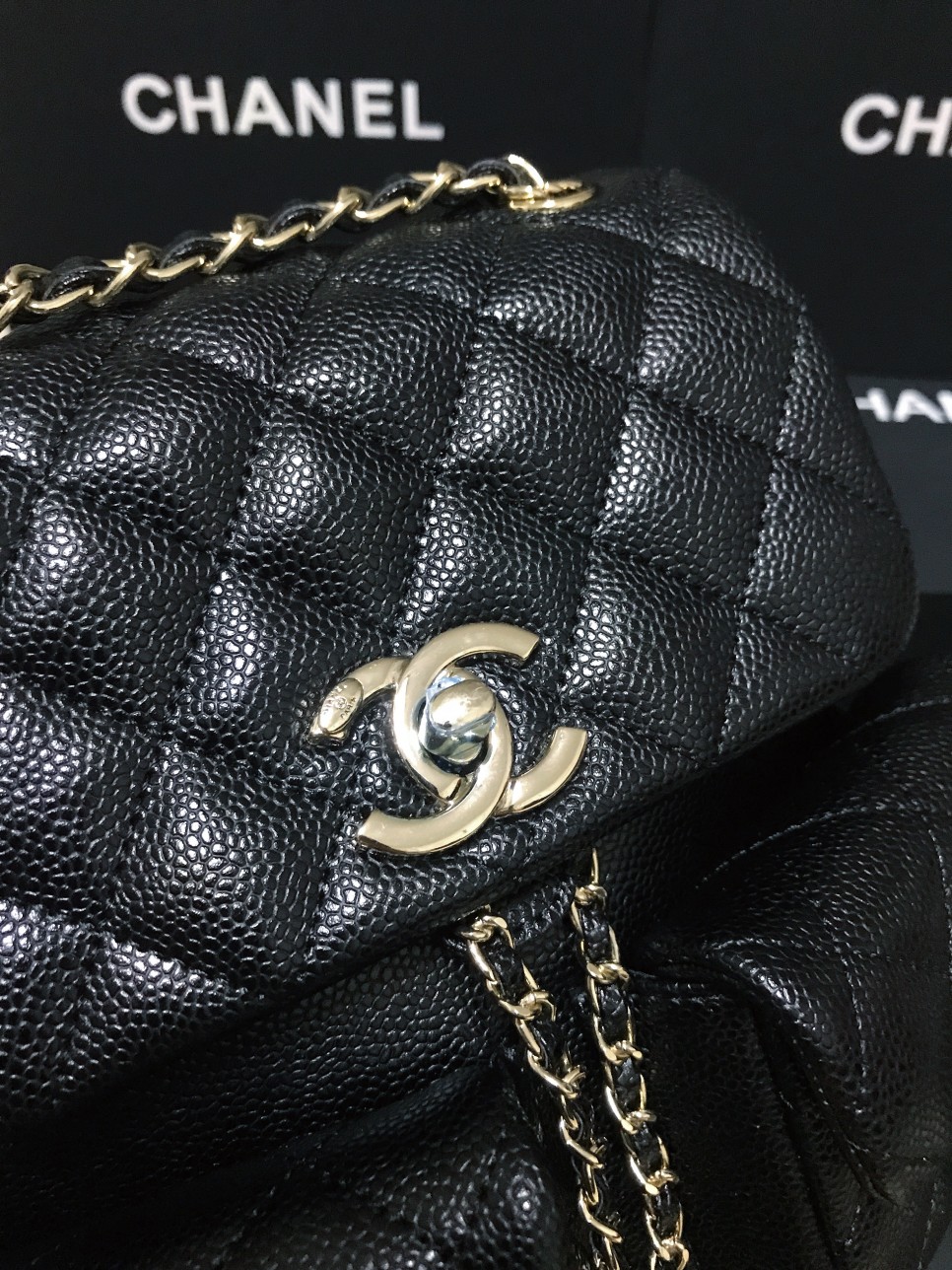Chanel 升级版本背包型号:AS6150简介: 质量 之作 华丽与气质的前沿 是你意想不到的尊贵