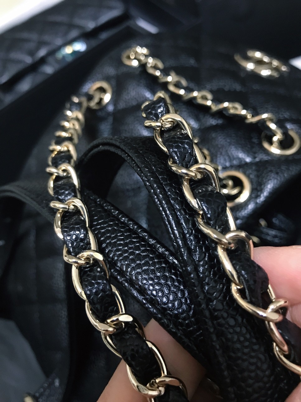Chanel 升级版本背包型号:AS6150简介: 质量 之作 华丽与气质的前沿 是你意想不到的尊贵