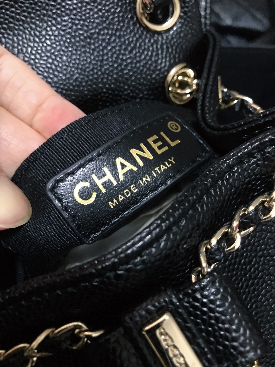 Chanel 升级版本背包型号:AS6150简介: 质量 之作 华丽与气质的前沿 是你意想不到的尊贵
