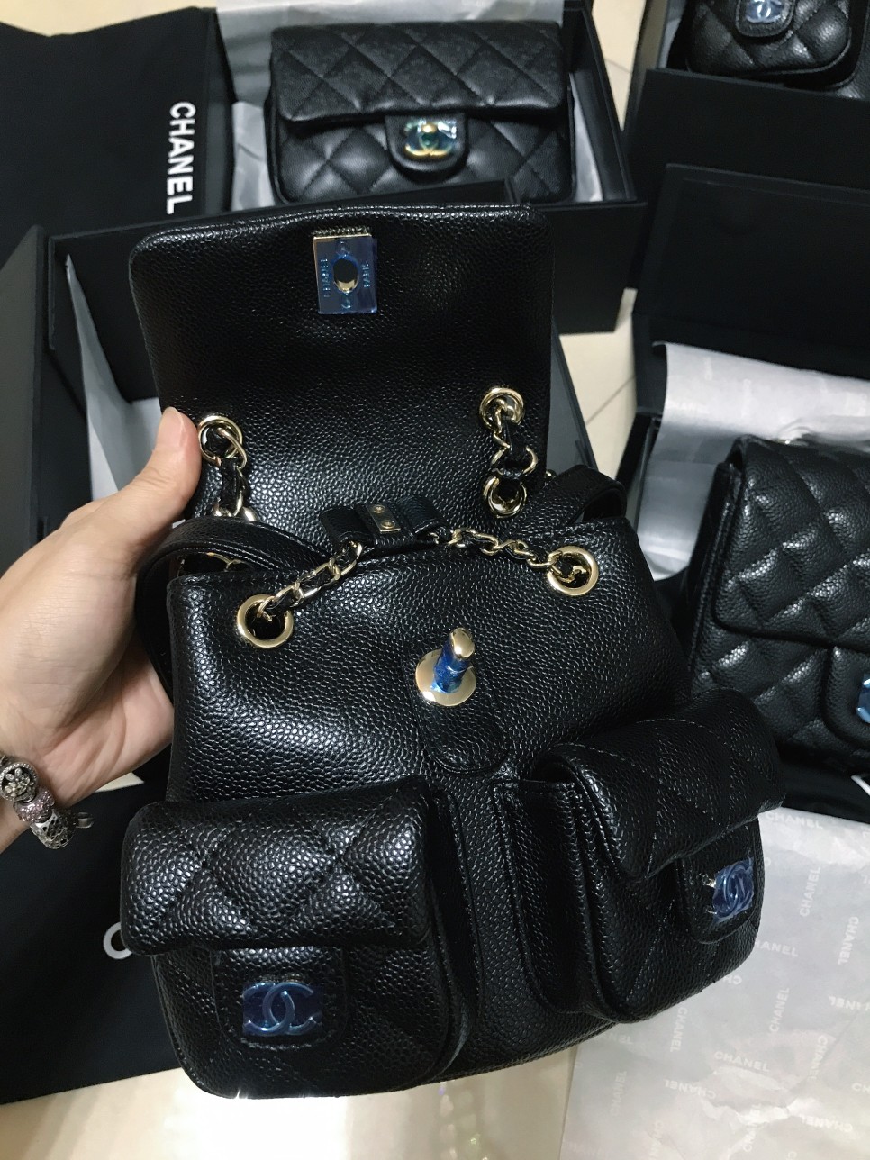 Chanel 升级版背包型号:AS3787简介: 质量 之作 华丽与气质的前沿 是你意想不到的尊贵