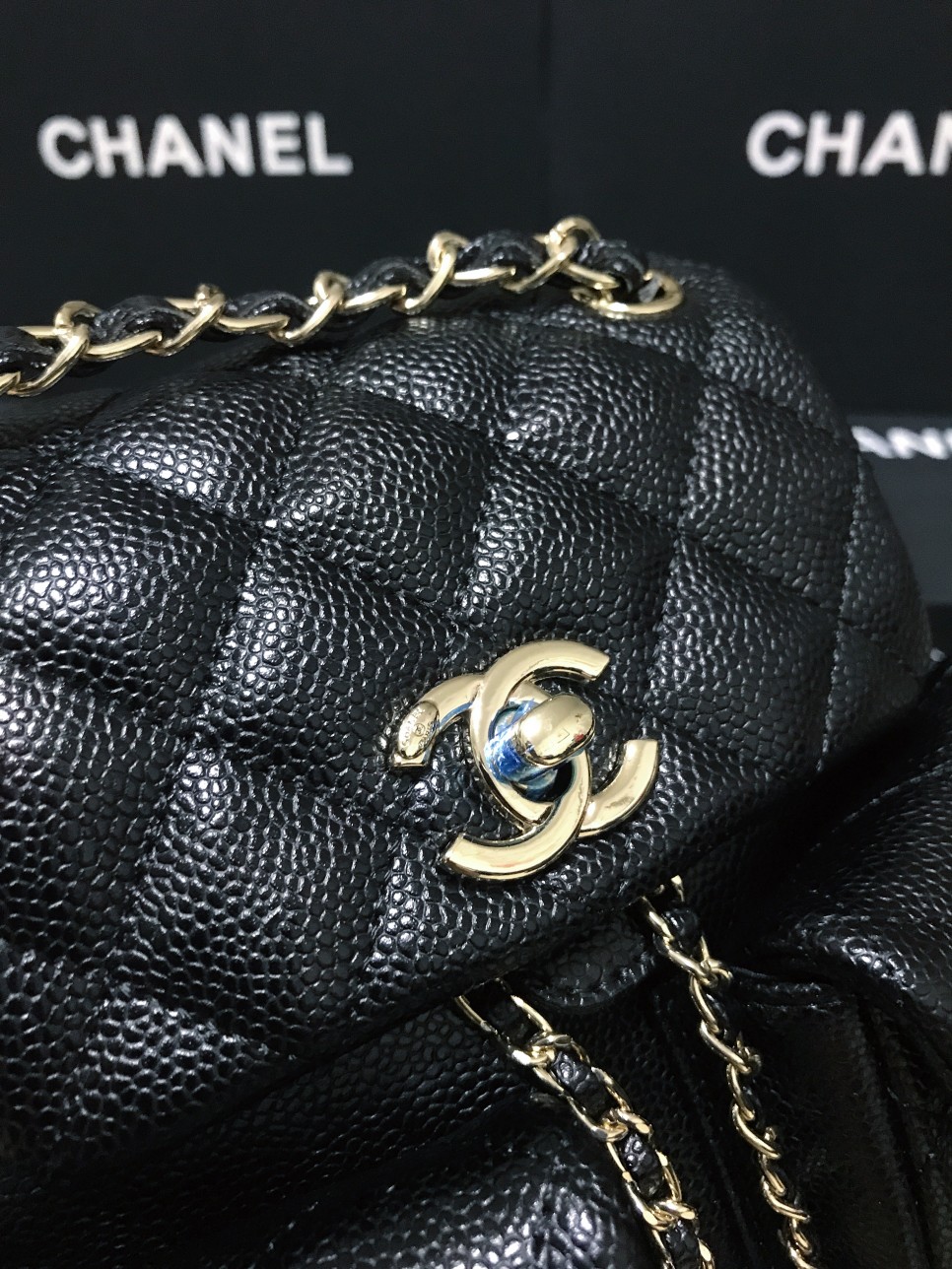 Chanel 升级版背包型号:AS3787简介: 质量 之作 华丽与气质的前沿 是你意想不到的尊贵