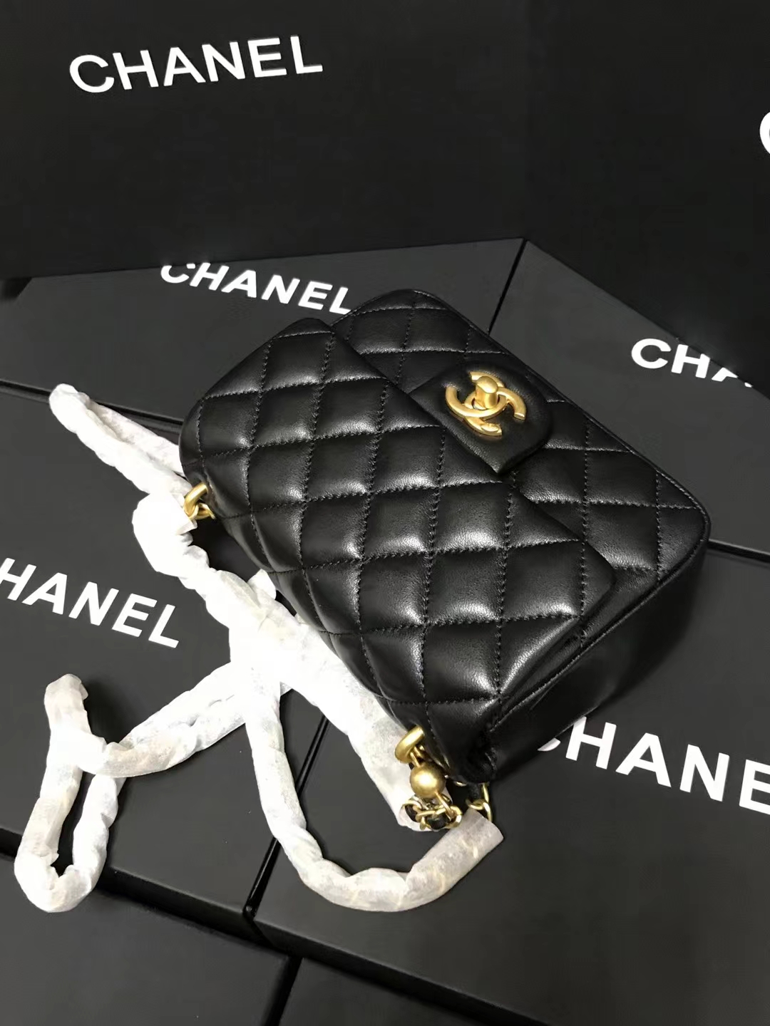 Chanel 升级版cf方胖子珍珠型号:AS4385简介: 质量 之作 华丽与气质的前沿 是你意想不到的尊贵