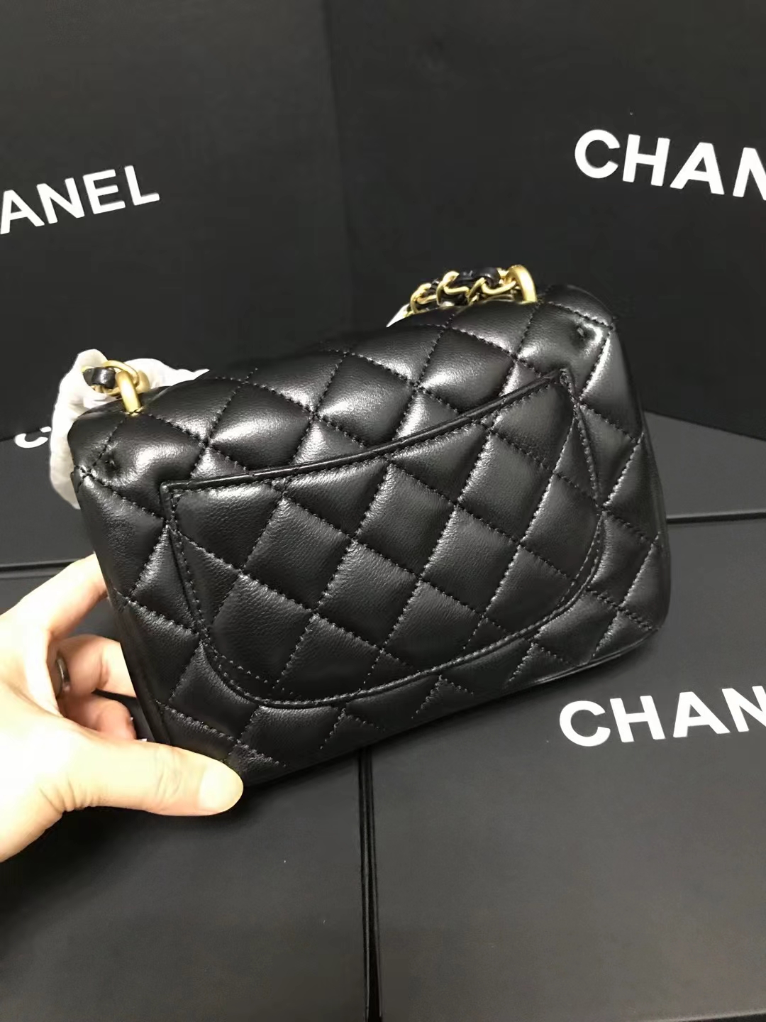 Chanel 升级版cf方胖子珍珠型号:AS4385简介: 质量 之作 华丽与气质的前沿 是你意想不到的尊贵