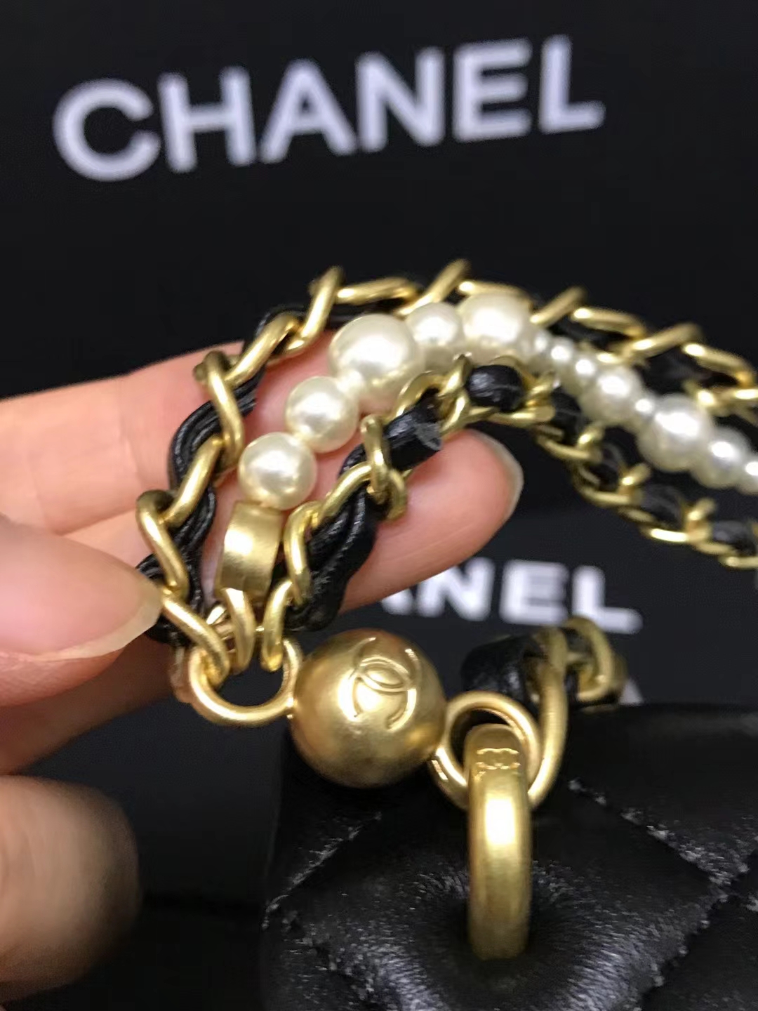 Chanel 升级版cf方胖子珍珠型号:AS4385简介: 质量 之作 华丽与气质的前沿 是你意想不到的尊贵