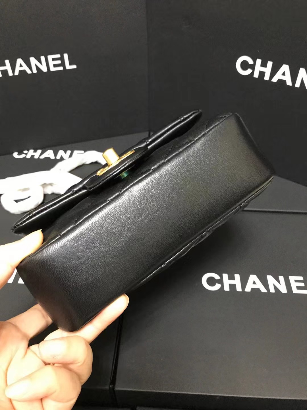 Chanel 升级版cf方胖子珍珠型号:AS4385简介: 质量 之作 华丽与气质的前沿 是你意想不到的尊贵