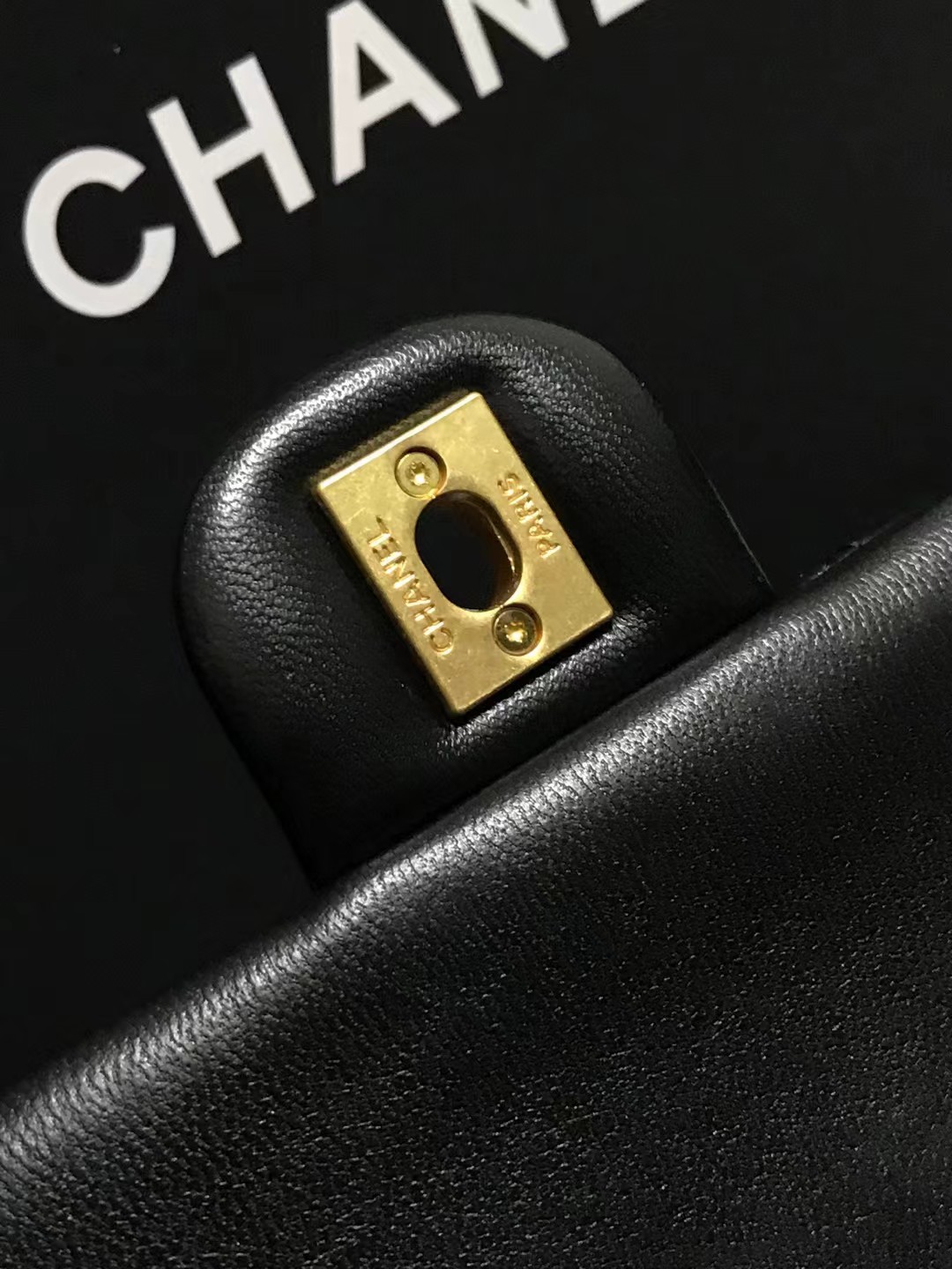 Chanel 升级版cf方胖子珍珠型号:AS4385简介: 质量 之作 华丽与气质的前沿 是你意想不到的尊贵