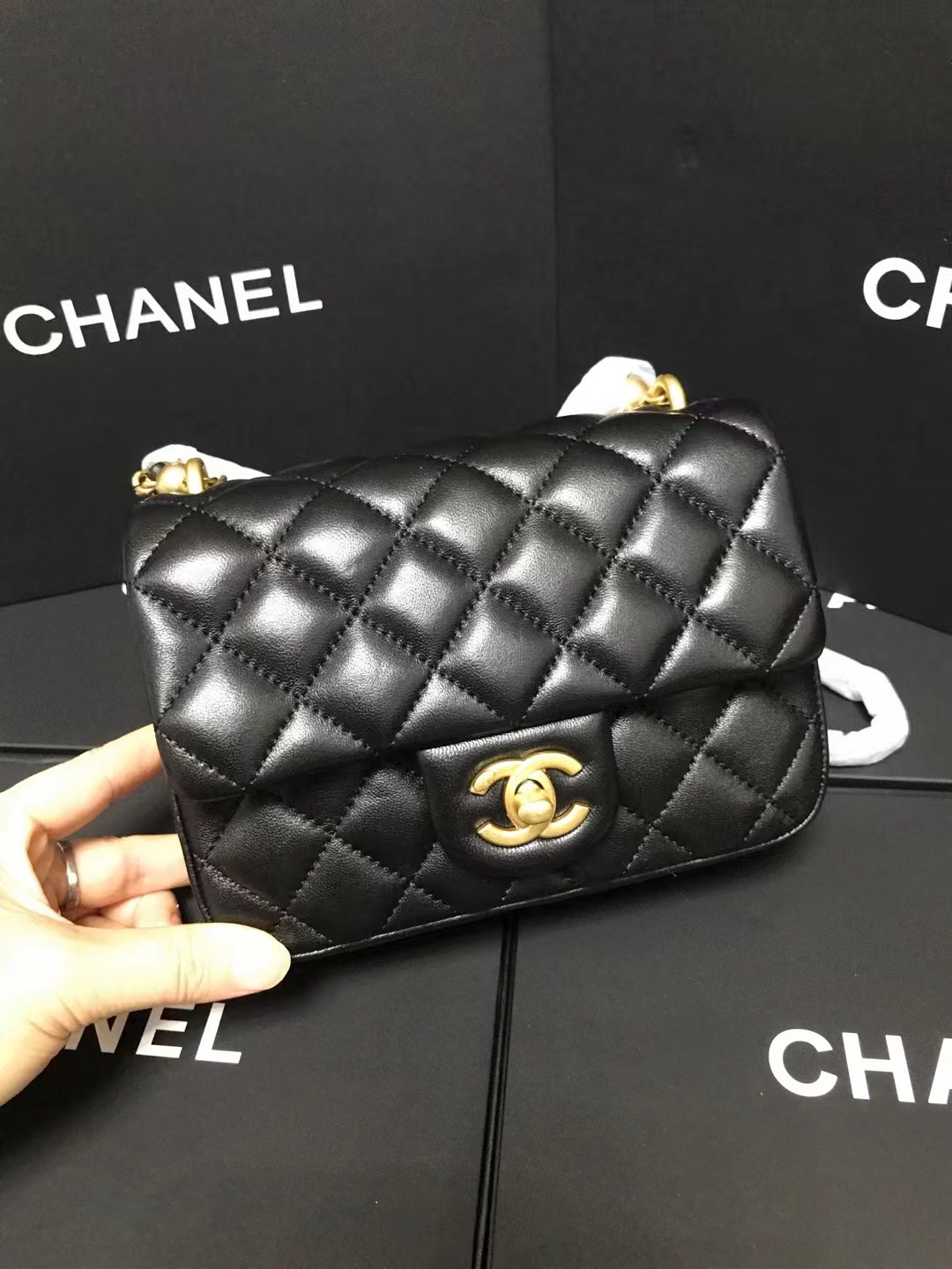 Chanel 升级版cf方胖子珍珠型号:AS4385简介: 质量 之作 华丽与气质的前沿 是你意想不到的尊贵