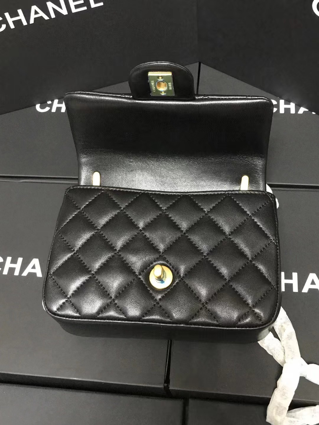 Chanel 升级版cf方胖子珍珠型号:AS4385简介: 质量 之作 华丽与气质的前沿 是你意想不到的尊贵