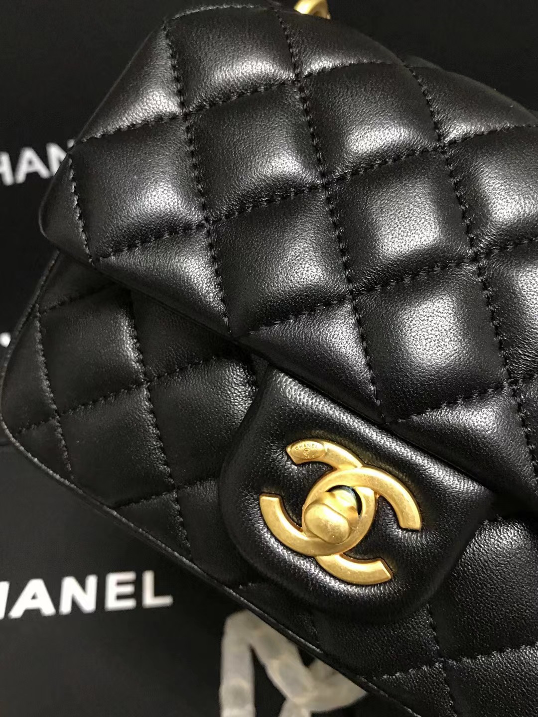 Chanel 升级版cf方胖子珍珠型号:AS4385简介: 质量 之作 华丽与气质的前沿 是你意想不到的尊贵