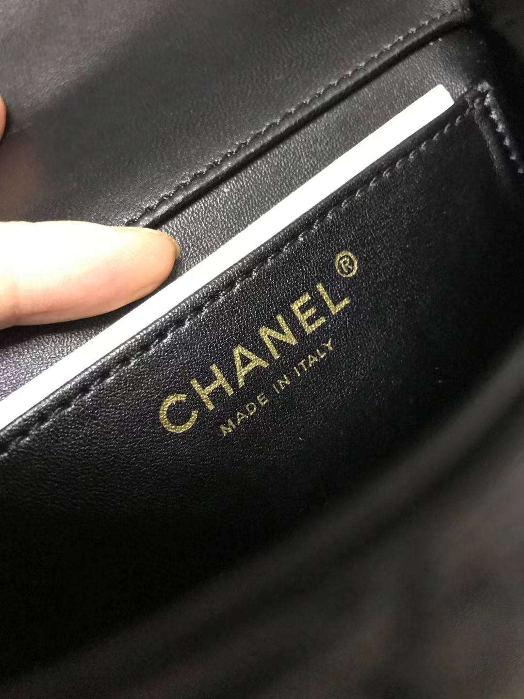 Chanel 升级版cf方胖子珍珠型号:AS4385简介: 质量 之作 华丽与气质的前沿 是你意想不到的尊贵