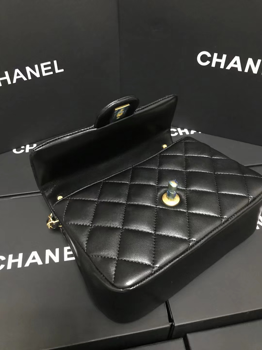 Chanel 升级版cf方胖子珍珠型号:AS4384简介: 质量 之作 华丽与气质的前沿 是你意想不到的尊贵