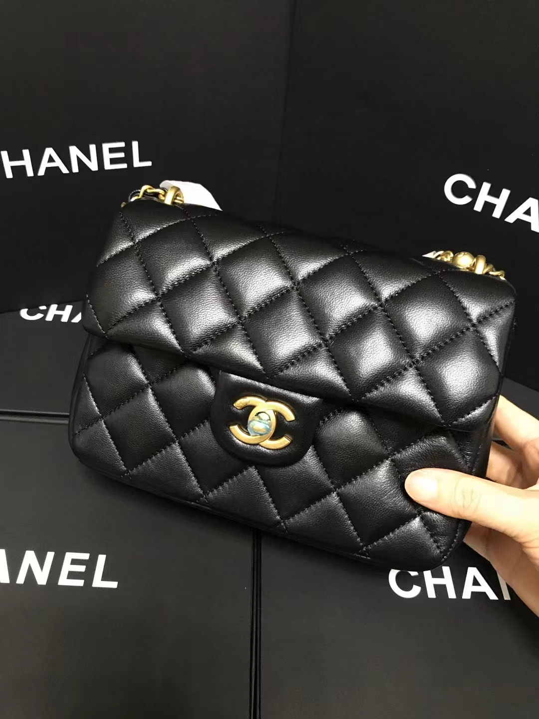Chanel 升级版cf方胖子珍珠型号:AS4384简介: 质量 之作 华丽与气质的前沿 是你意想不到的尊贵