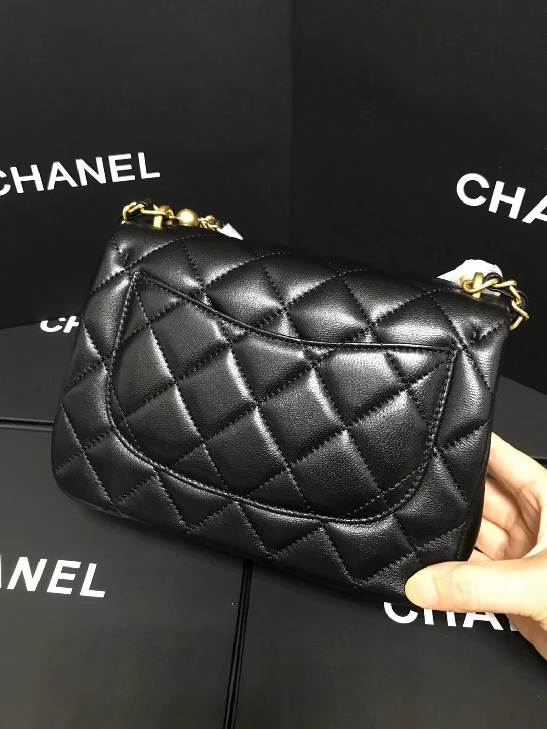 Chanel 升级版cf方胖子珍珠型号:AS4384简介: 质量 之作 华丽与气质的前沿 是你意想不到的尊贵