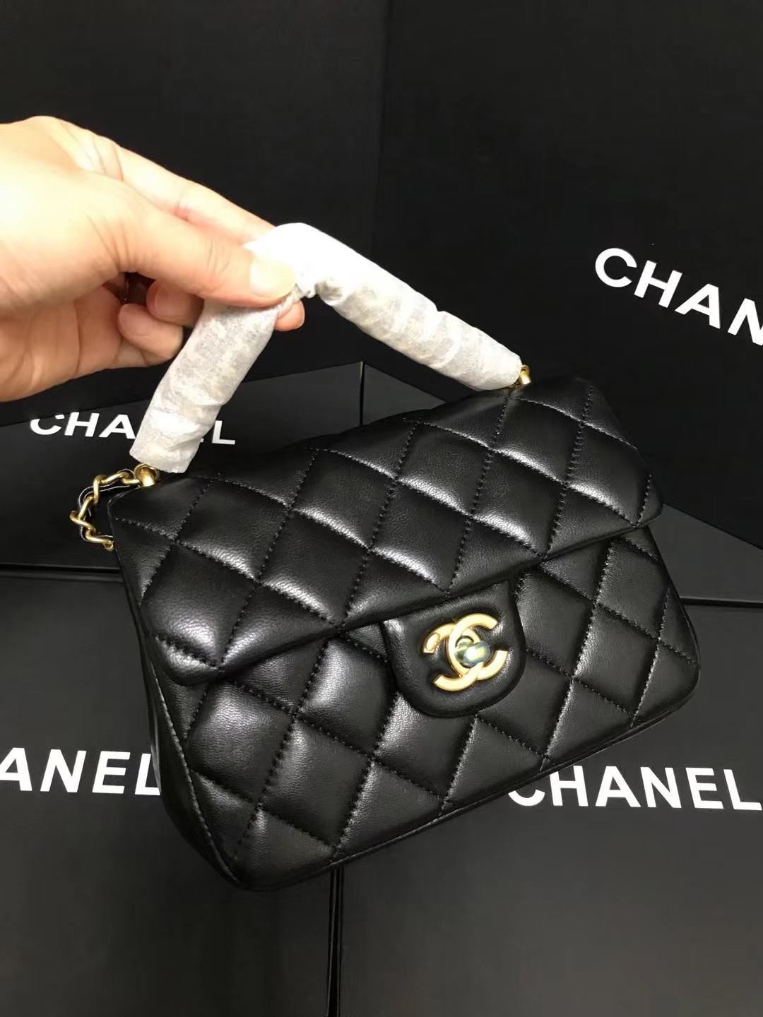 Chanel 升级版cf方胖子珍珠型号:AS4384简介: 质量 之作 华丽与气质的前沿 是你意想不到的尊贵