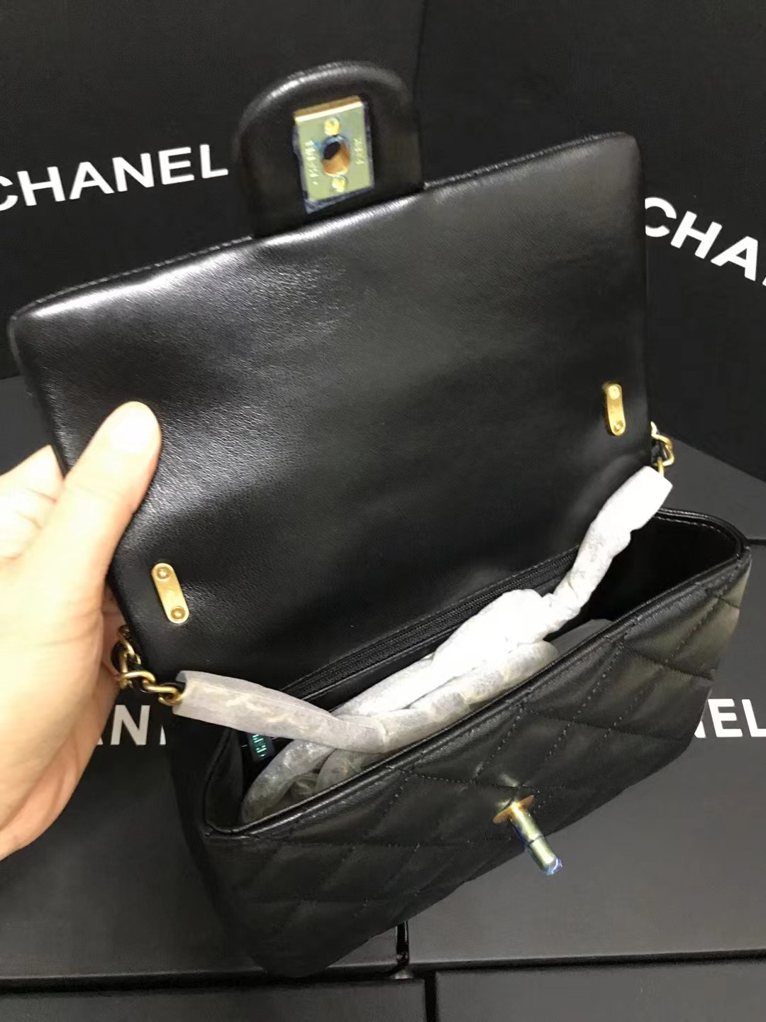 Chanel 升级版cf方胖子珍珠型号:AS4384简介: 质量 之作 华丽与气质的前沿 是你意想不到的尊贵