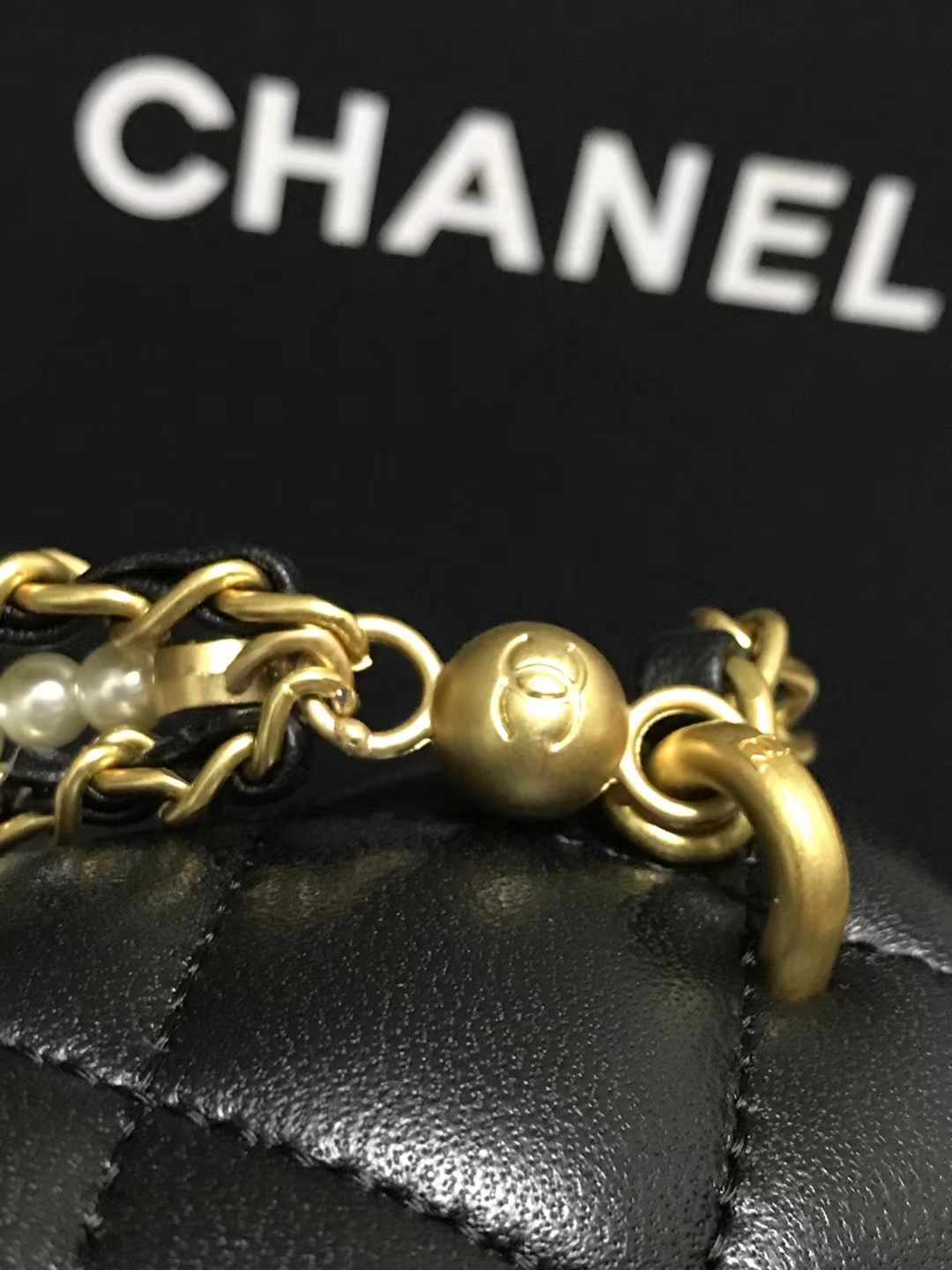 Chanel 升级版cf方胖子珍珠型号:AS4384简介: 质量 之作 华丽与气质的前沿 是你意想不到的尊贵