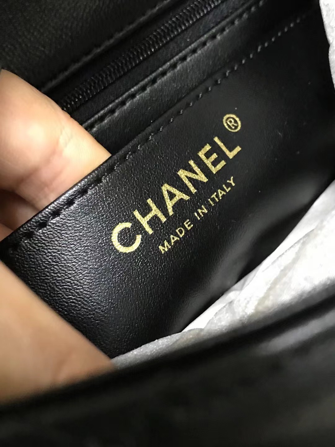 Chanel 升级版cf方胖子珍珠型号:AS4384简介: 质量 之作 华丽与气质的前沿 是你意想不到的尊贵