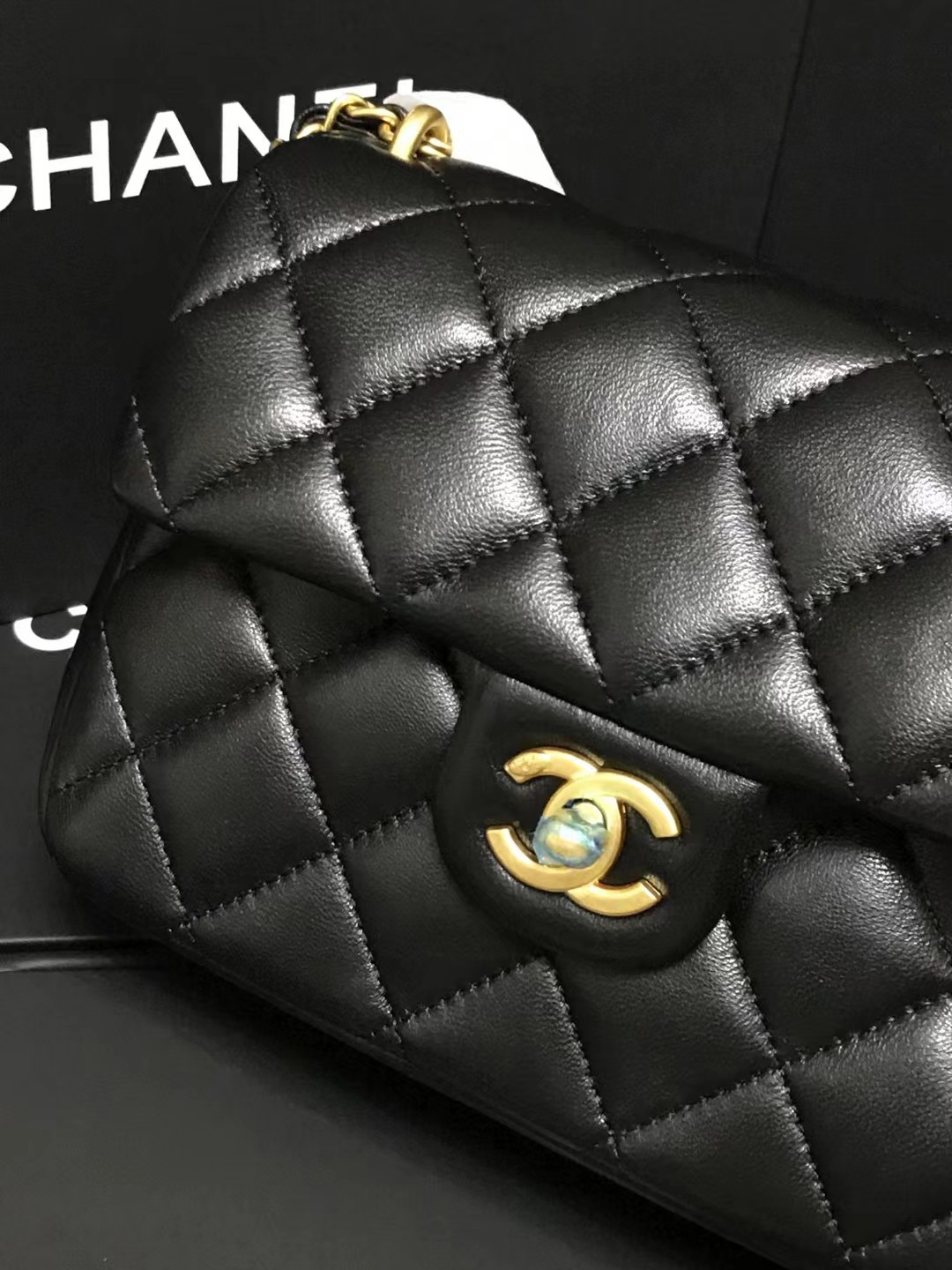 Chanel 升级版cf方胖子珍珠型号:AS4384简介: 质量 之作 华丽与气质的前沿 是你意想不到的尊贵