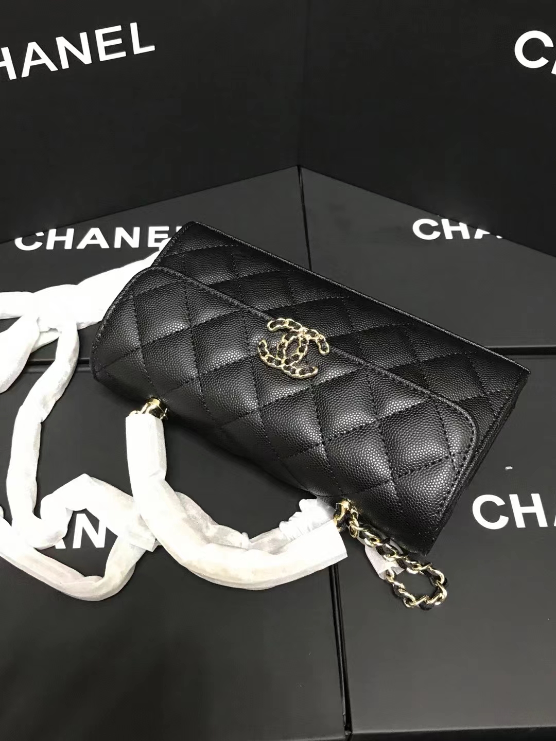 Chanel 升级版手柄型号:AS6146简介: 质量 之作 华丽与气质的前沿 是你意想不到的尊贵
