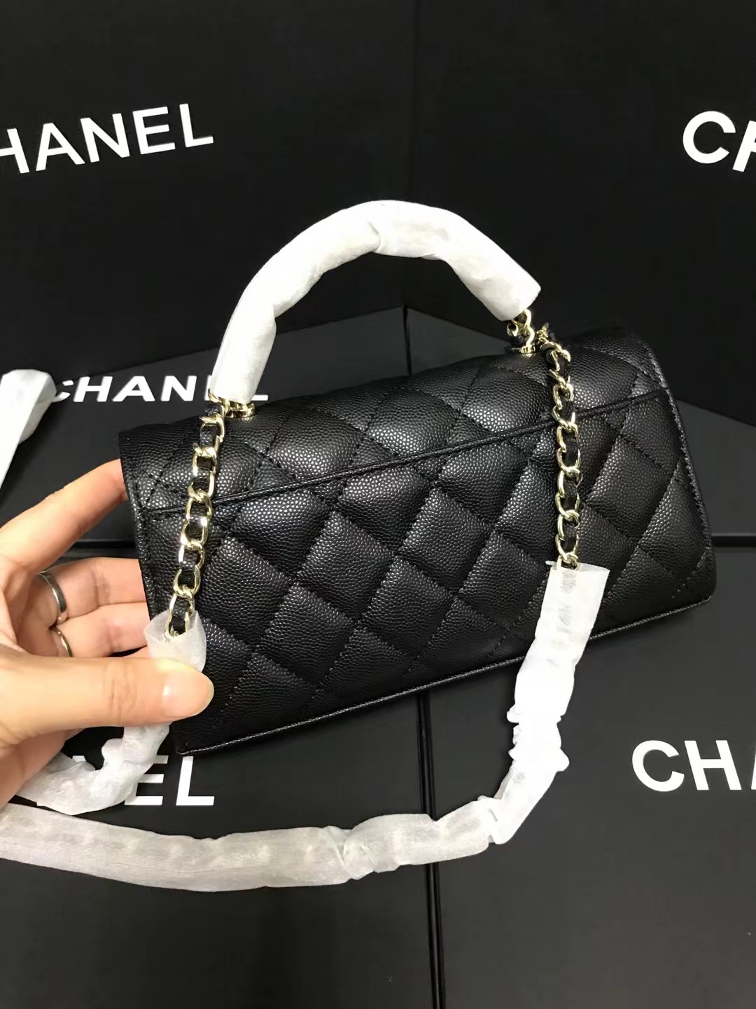 Chanel 升级版手柄型号:AS6146简介: 质量 之作 华丽与气质的前沿 是你意想不到的尊贵