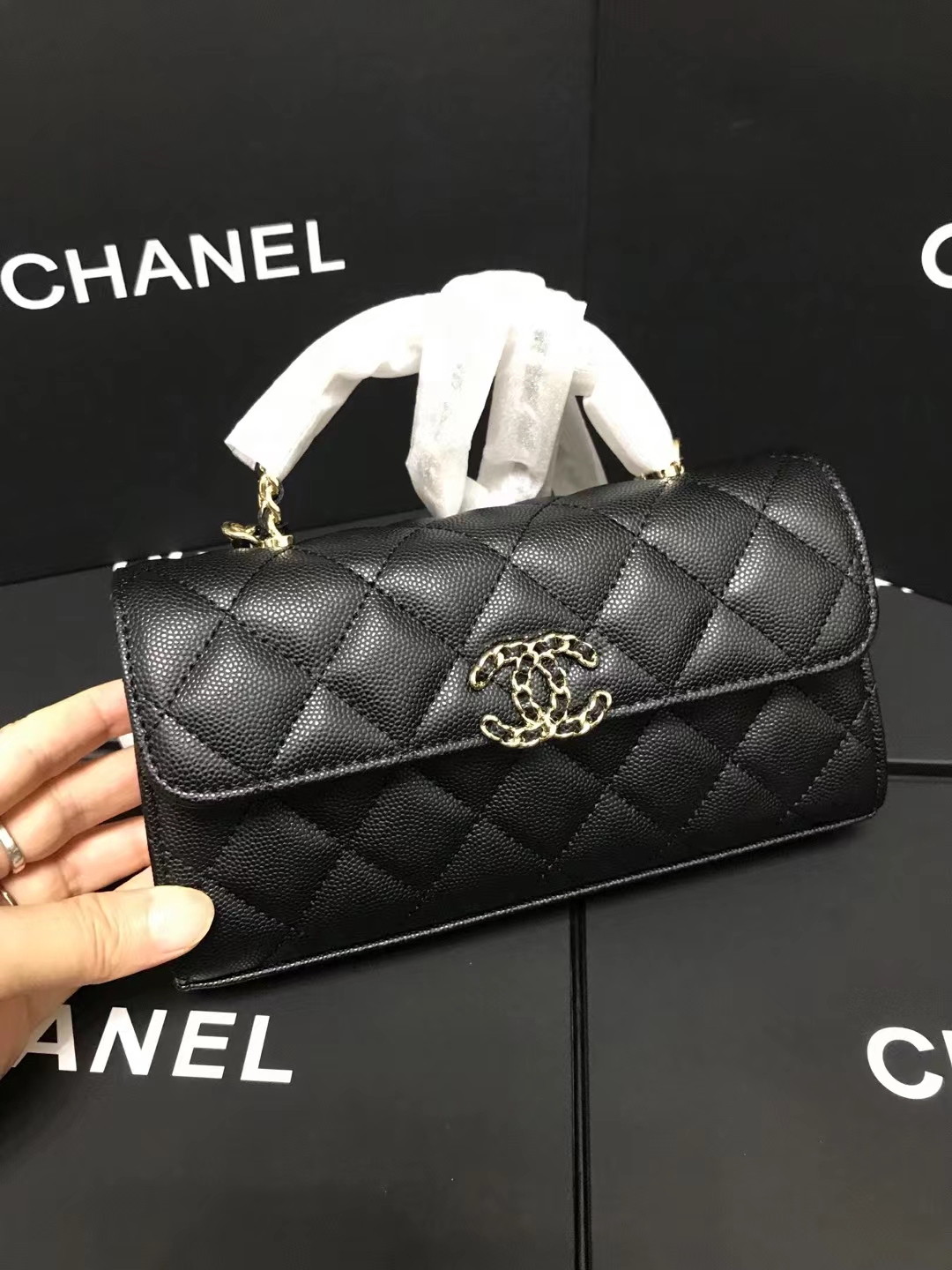 Chanel 升级版手柄型号:AS6146简介: 质量 之作 华丽与气质的前沿 是你意想不到的尊贵