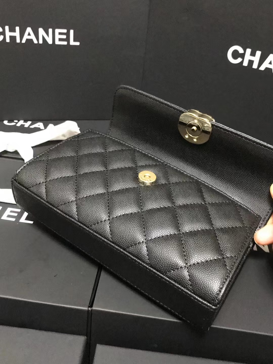 Chanel 升级版手柄型号:AS6146简介: 质量 之作 华丽与气质的前沿 是你意想不到的尊贵