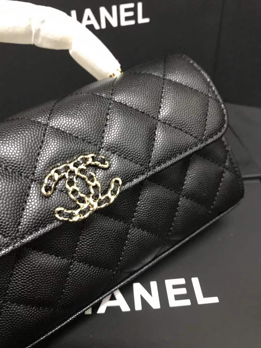 Chanel 升级版手柄型号:AS6146简介: 质量 之作 华丽与气质的前沿 是你意想不到的尊贵