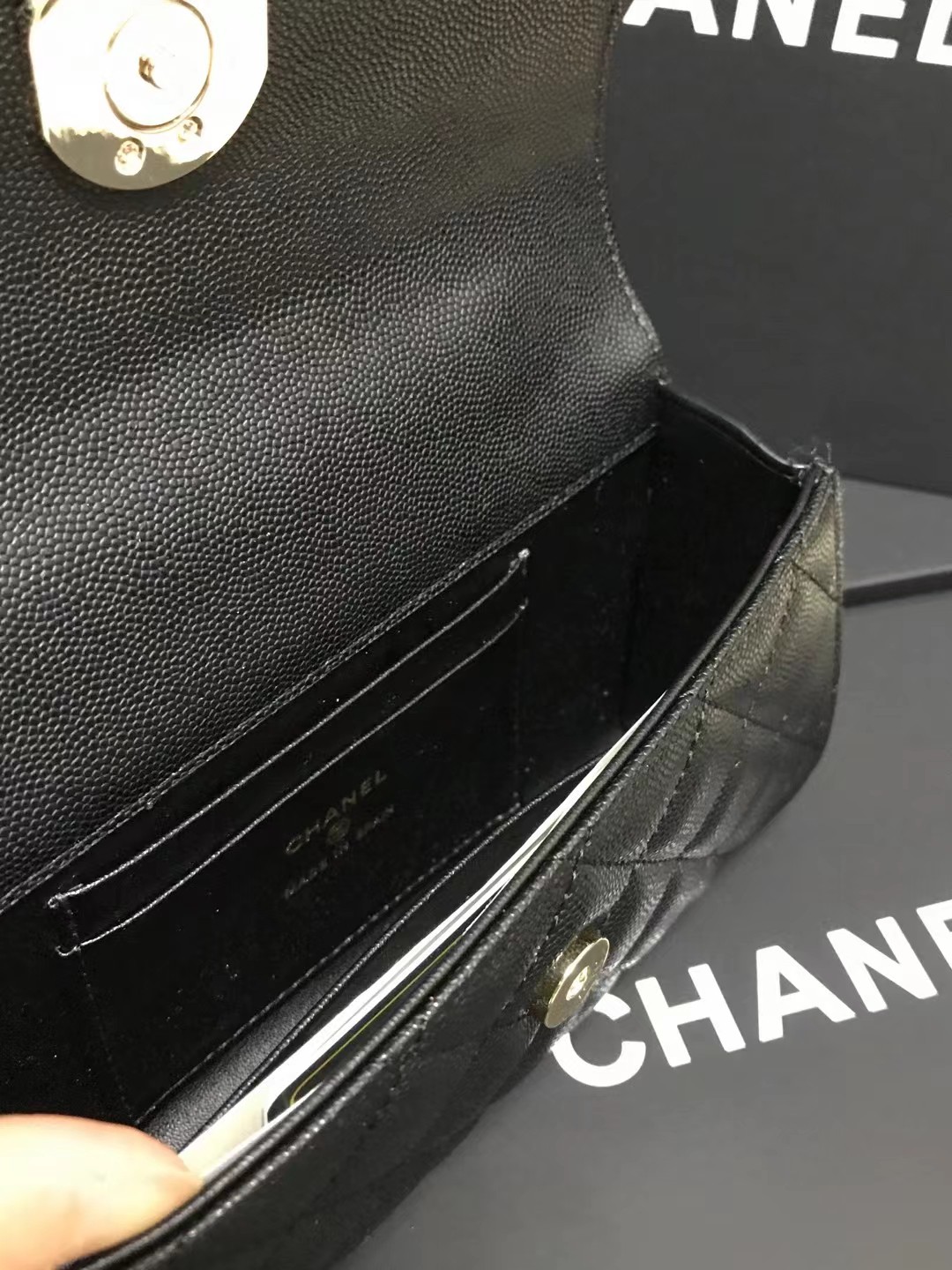 Chanel 升级版手柄型号:AS6146简介: 质量 之作 华丽与气质的前沿 是你意想不到的尊贵