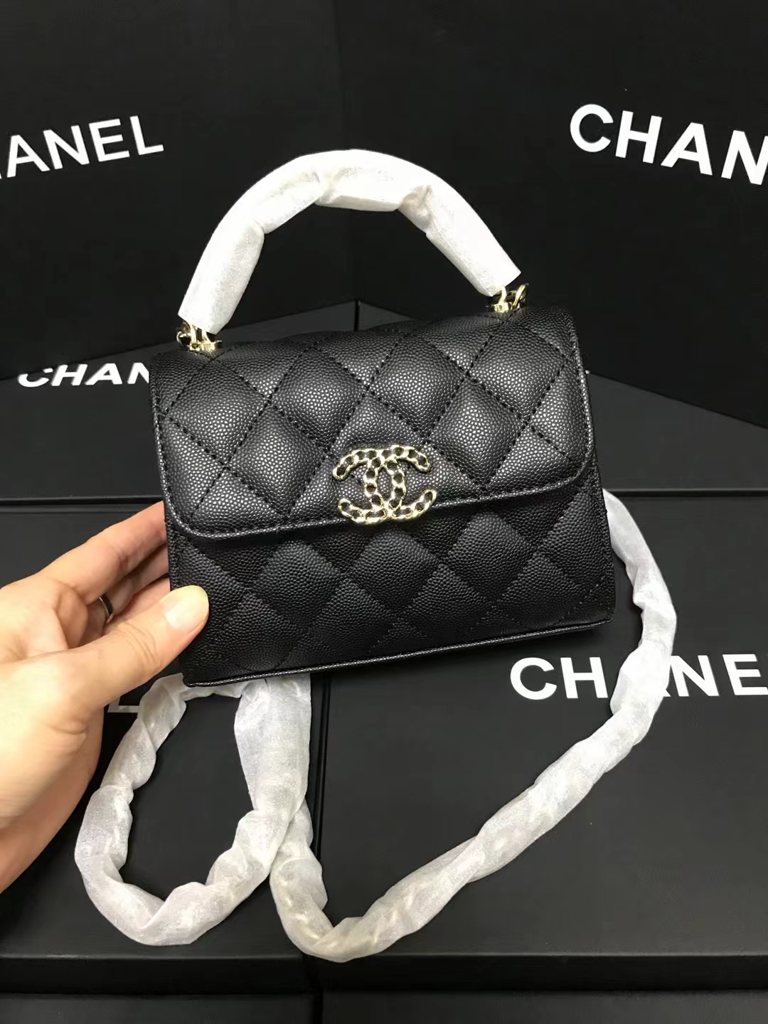 Chanel 升级版手柄型号:AS3237简介: 质量 之作 华丽与气质的前沿 是你意想不到的尊贵