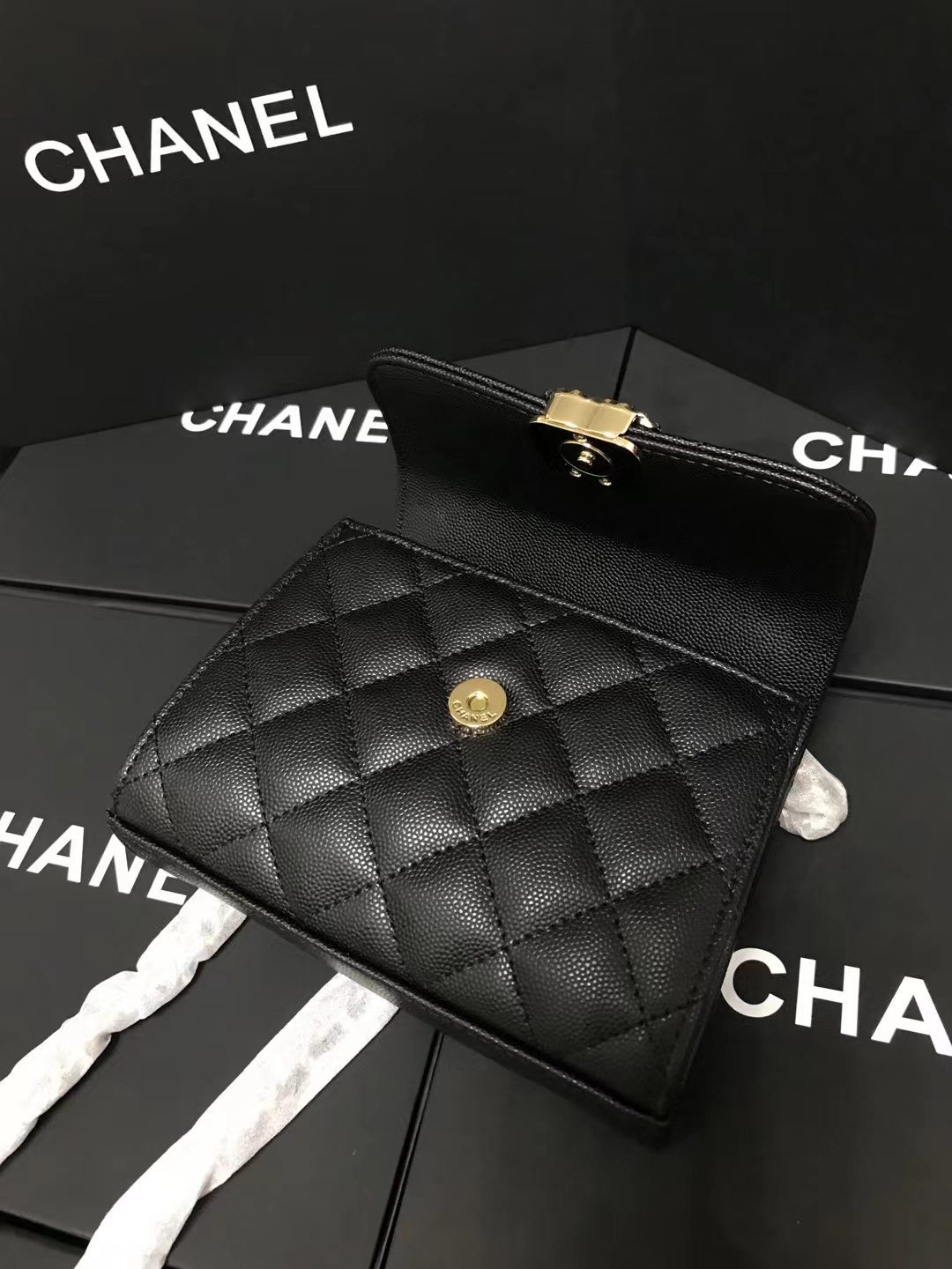 Chanel 升级版手柄型号:AS3237简介: 质量 之作 华丽与气质的前沿 是你意想不到的尊贵