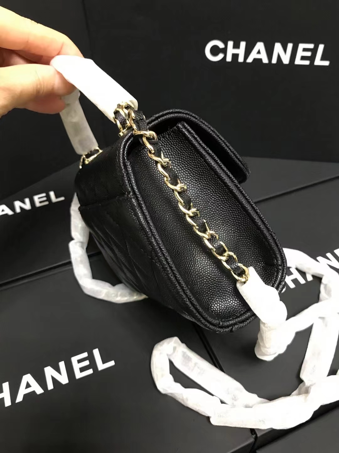 Chanel 升级版手柄型号:AS3237简介: 质量 之作 华丽与气质的前沿 是你意想不到的尊贵