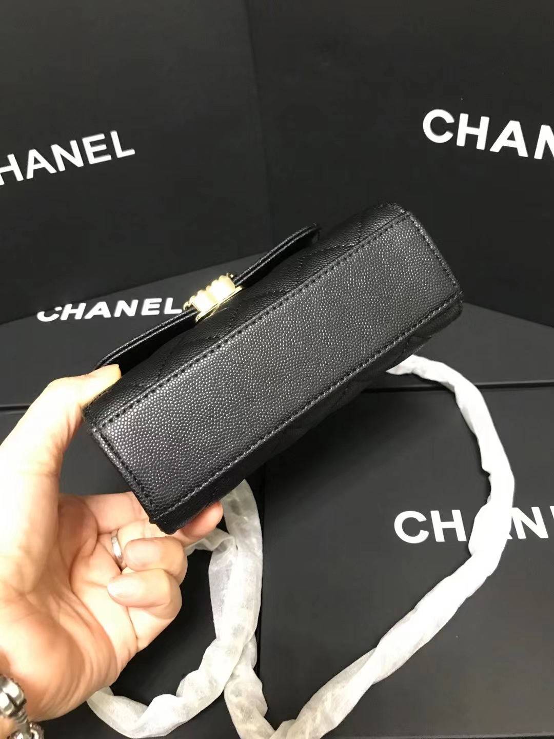 Chanel 升级版手柄型号:AS3237简介: 质量 之作 华丽与气质的前沿 是你意想不到的尊贵
