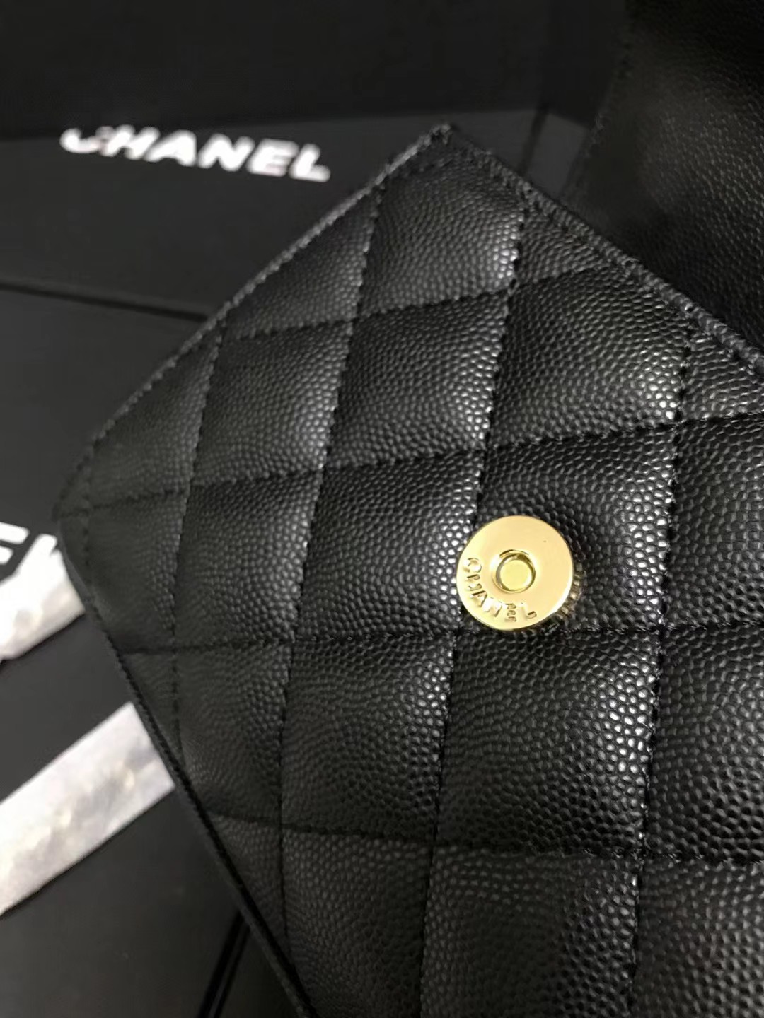 Chanel 升级版手柄型号:AS3237简介: 质量 之作 华丽与气质的前沿 是你意想不到的尊贵