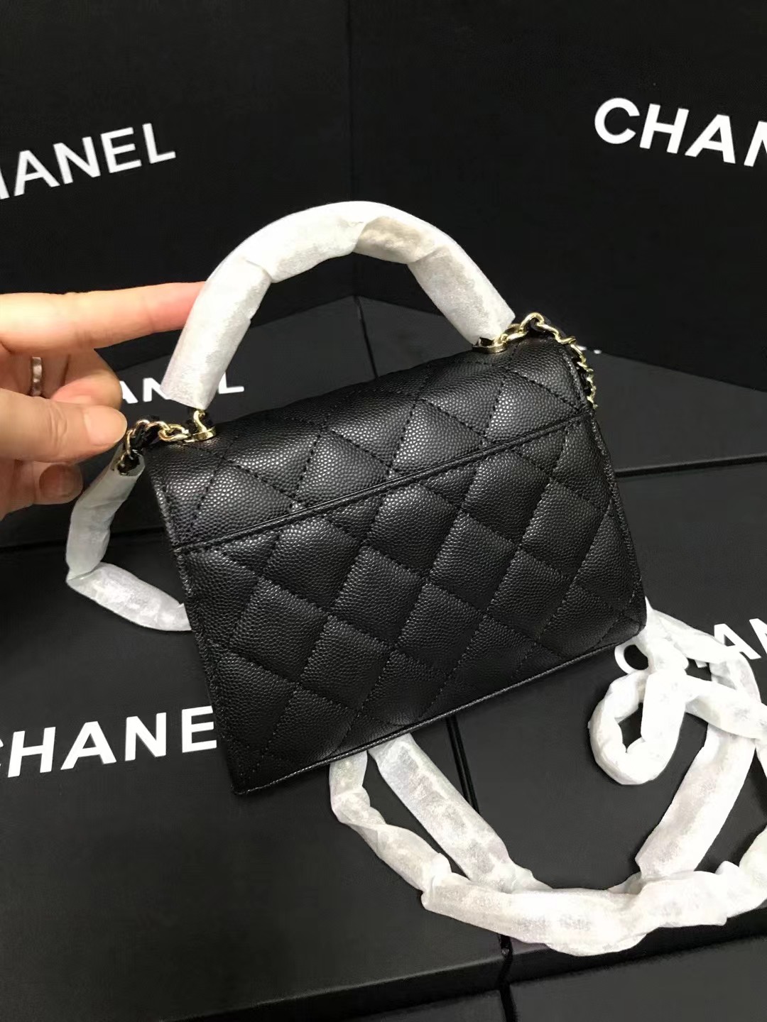 Chanel 升级版手柄型号:AS3237简介: 质量 之作 华丽与气质的前沿 是你意想不到的尊贵