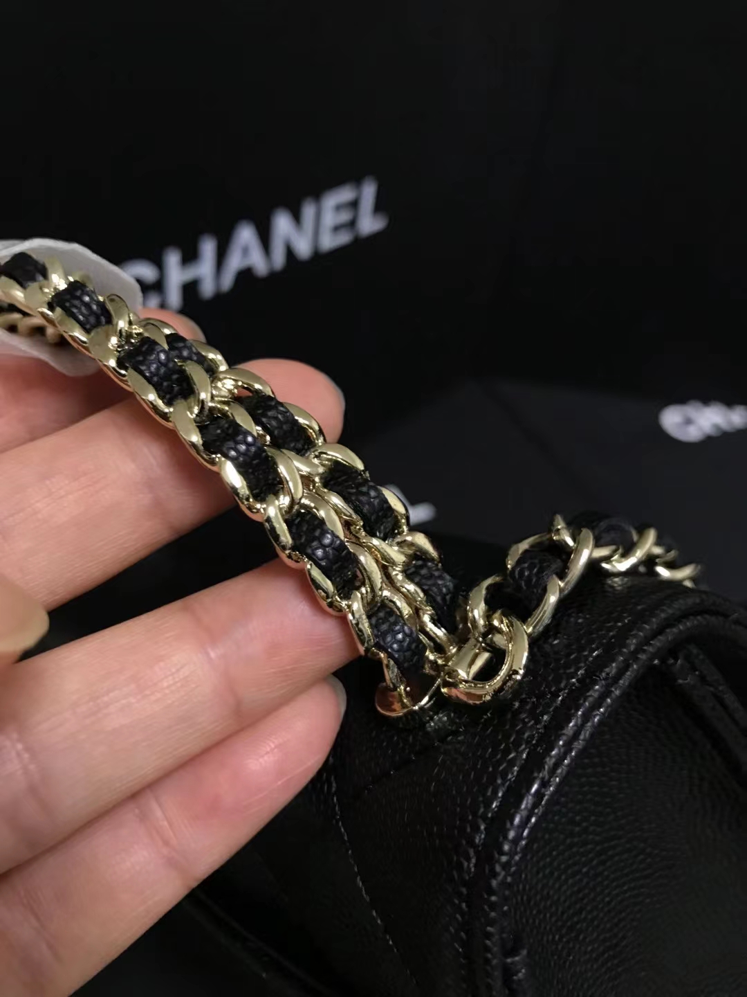 Chanel 升级版手柄型号:AS3237简介: 质量 之作 华丽与气质的前沿 是你意想不到的尊贵