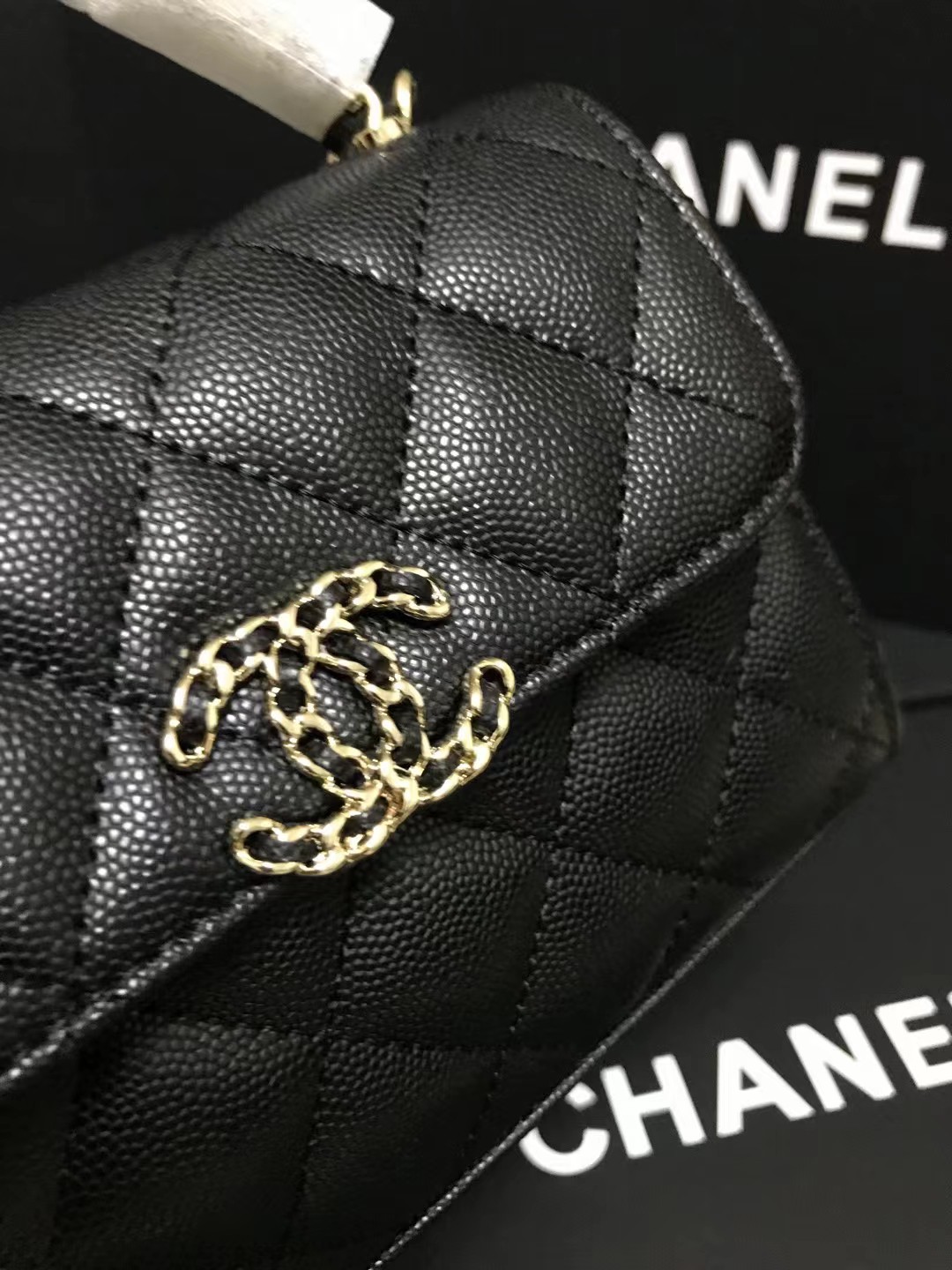 Chanel 升级版手柄型号:AS3237简介: 质量 之作 华丽与气质的前沿 是你意想不到的尊贵
