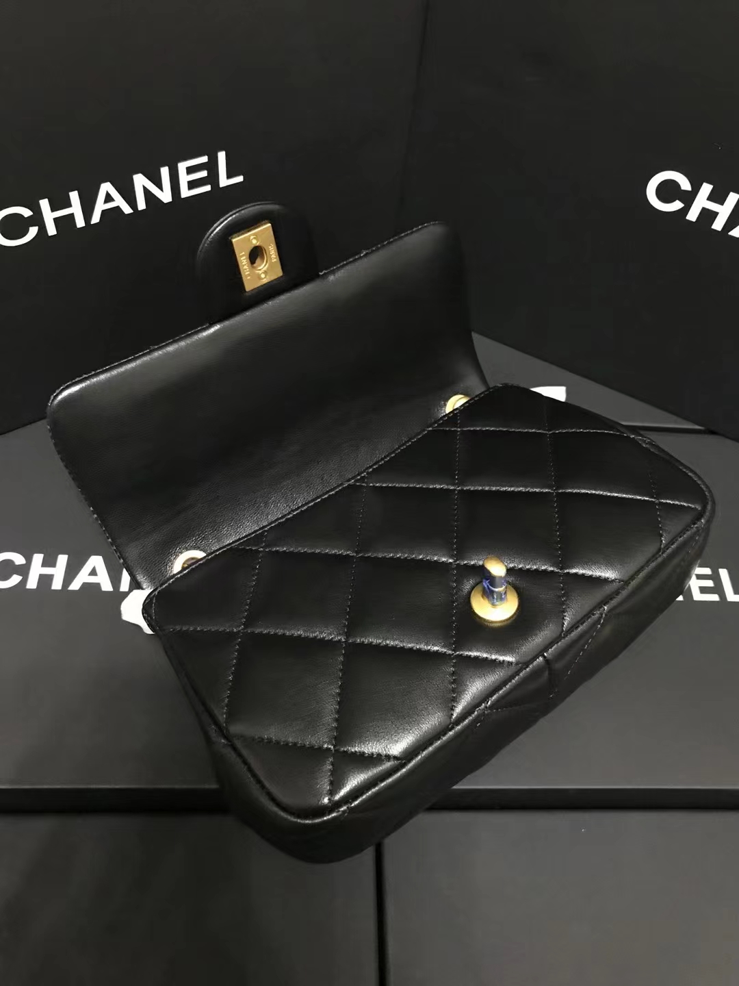 Chanel 升级版cf方胖子型号:4861 之作 华丽与气质的前沿 是你意想不到的尊贵 皮种: 进口牛皮