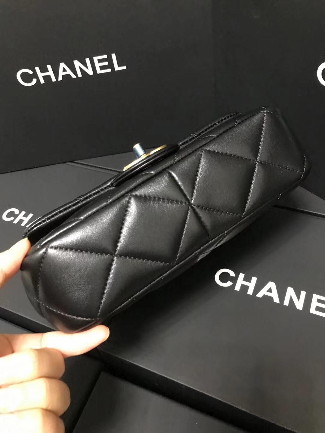 Chanel 升级版cf方胖子型号:4861 之作 华丽与气质的前沿 是你意想不到的尊贵 皮种: 进口牛皮