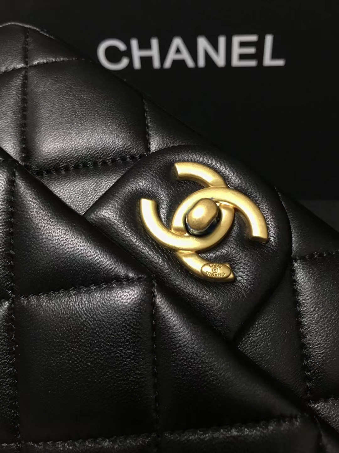 Chanel 升级版cf方胖子型号:4861 之作 华丽与气质的前沿 是你意想不到的尊贵 皮种: 进口牛皮