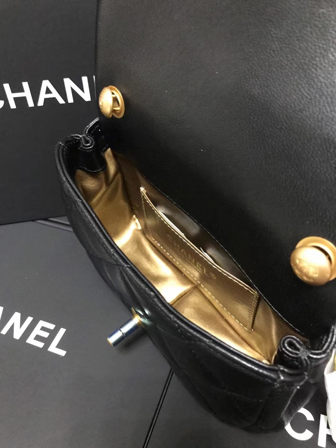 Chanel 升级版cf方胖子型号:4868简介:普通质量 之作 华丽与气质的前沿 是你意想不到的尊贵