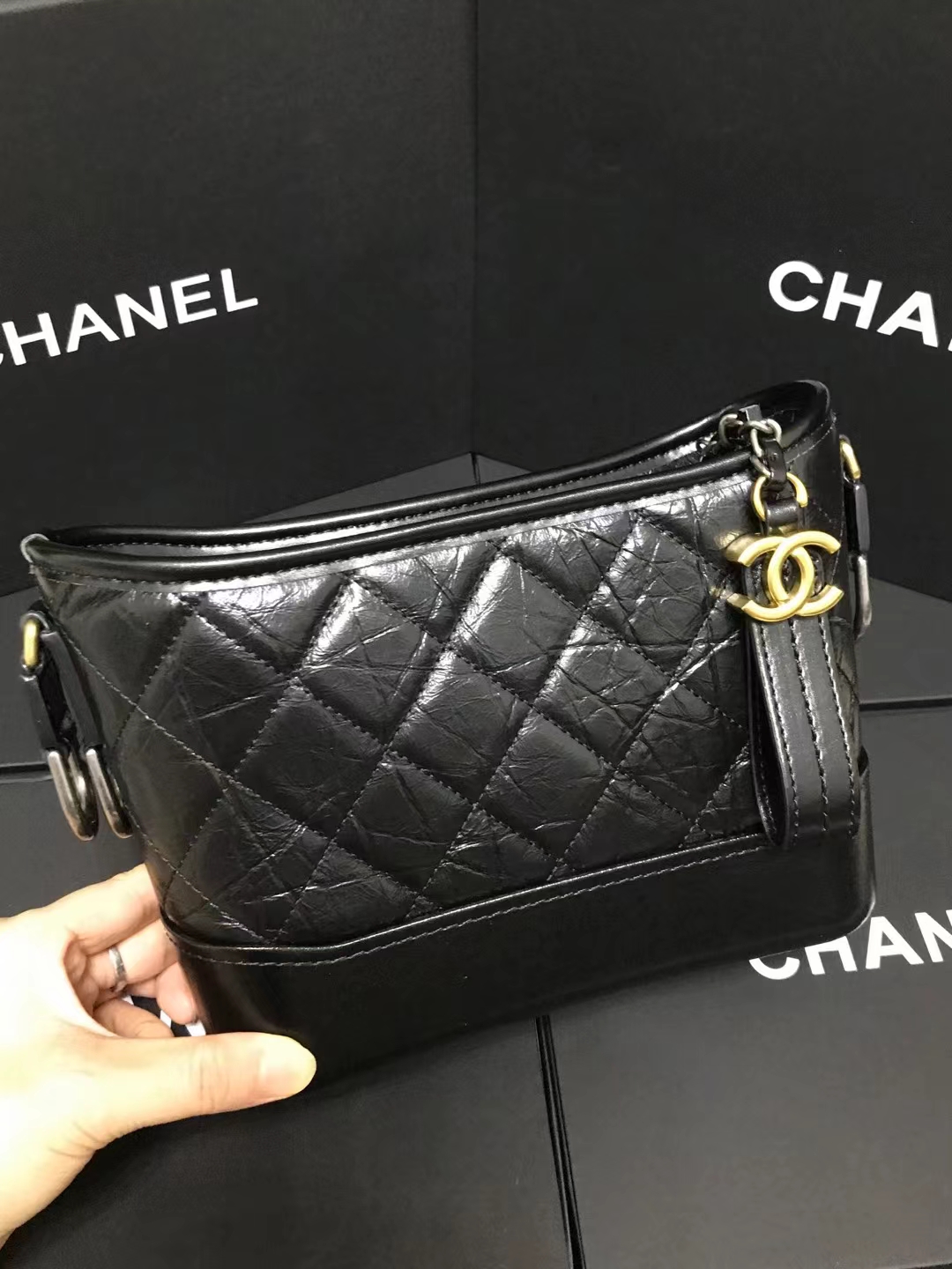 Chanel 升级版流浪包型号:AS91810简介: 质量 之作 华丽与气质的前沿 是你意想不到的尊贵