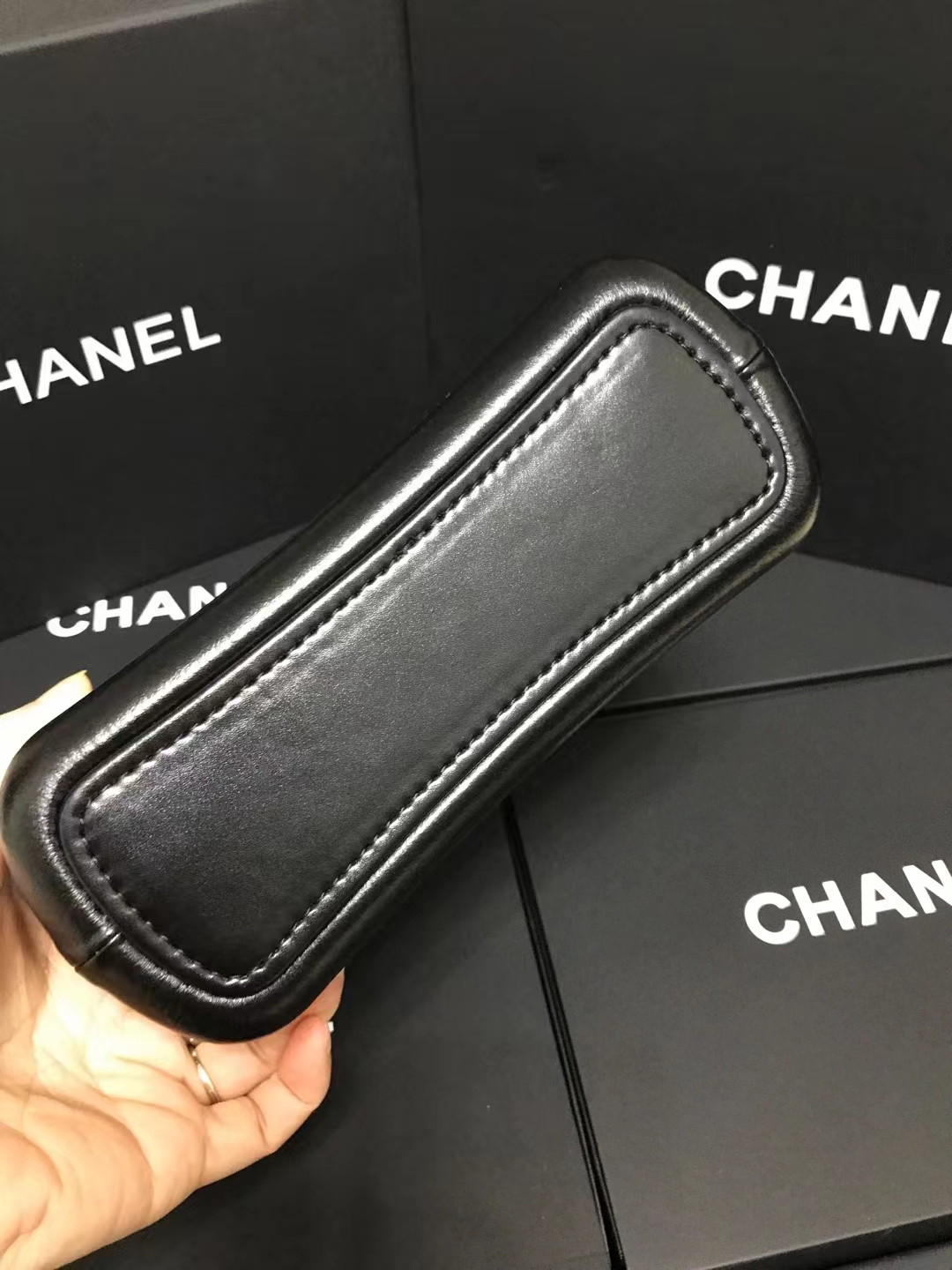Chanel 升级版流浪包型号:AS91810简介: 质量 之作 华丽与气质的前沿 是你意想不到的尊贵