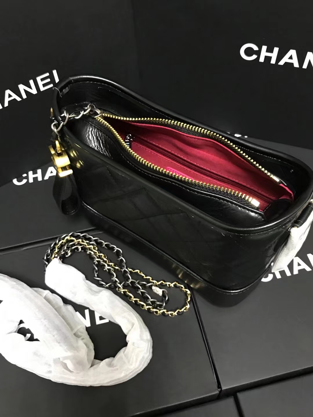 Chanel 升级版流浪包型号:AS91810简介: 质量 之作 华丽与气质的前沿 是你意想不到的尊贵