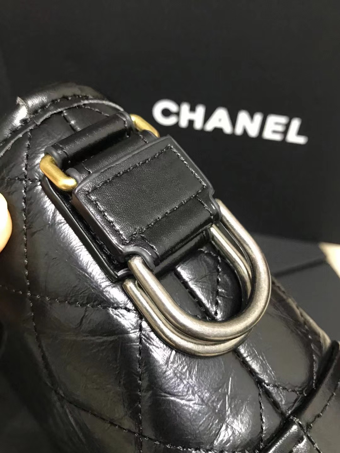Chanel 升级版流浪包型号:AS91810简介: 质量 之作 华丽与气质的前沿 是你意想不到的尊贵