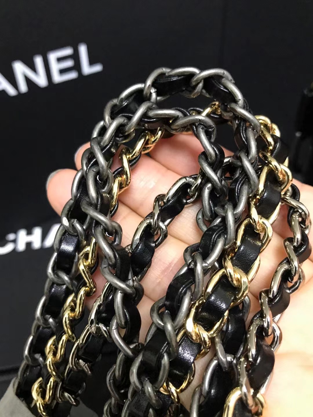 Chanel 升级版流浪包型号:AS91810简介: 质量 之作 华丽与气质的前沿 是你意想不到的尊贵