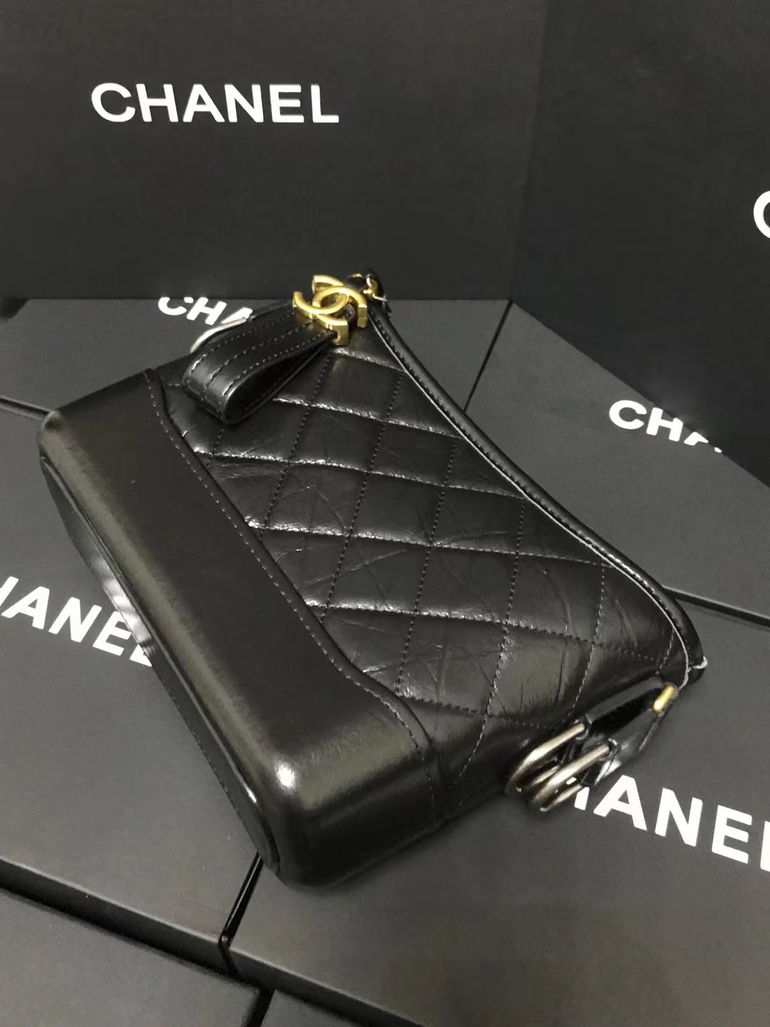 Chanel 升级版流浪包型号:AS91810简介: 质量 之作 华丽与气质的前沿 是你意想不到的尊贵
