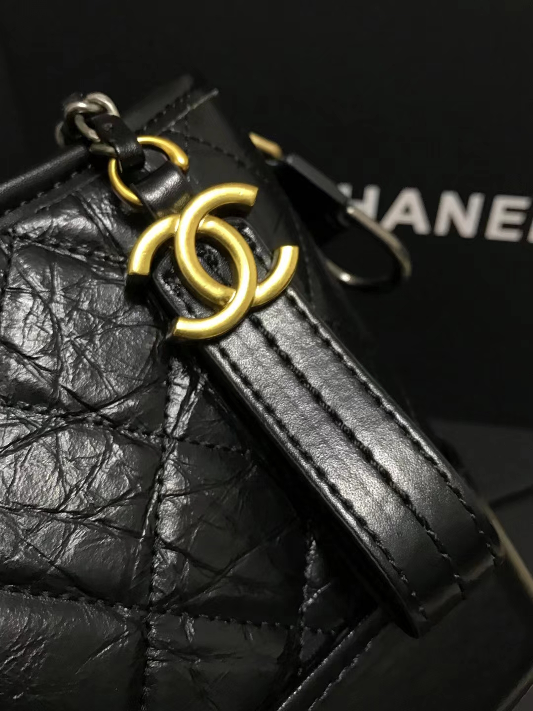 Chanel 升级版流浪包型号:AS91810简介: 质量 之作 华丽与气质的前沿 是你意想不到的尊贵